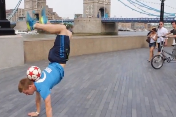 Ο παγκόσμιος freestyler ποδοσφαίρου στο Onsports: «Εγώ και ο Μέσι» (photos+videos)