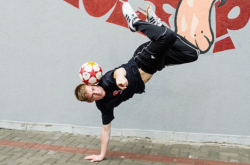 Ο παγκόσμιος freestyler ποδοσφαίρου στο Onsports: «Εγώ και ο Μέσι» (photos+videos)