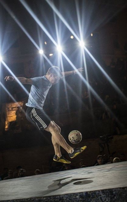 Ο παγκόσμιος freestyler ποδοσφαίρου στο Onsports: «Εγώ και ο Μέσι» (photos+videos)