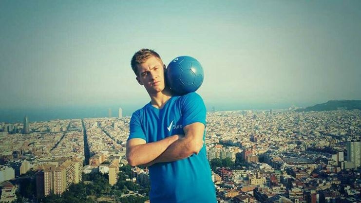 Ο παγκόσμιος freestyler ποδοσφαίρου στο Onsports: «Εγώ και ο Μέσι» (photos+videos)