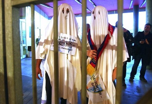 Βασιλεία: Οπαδοί ντύθηκαν... φαντάσματα για να μπουν μέσα! (photos)