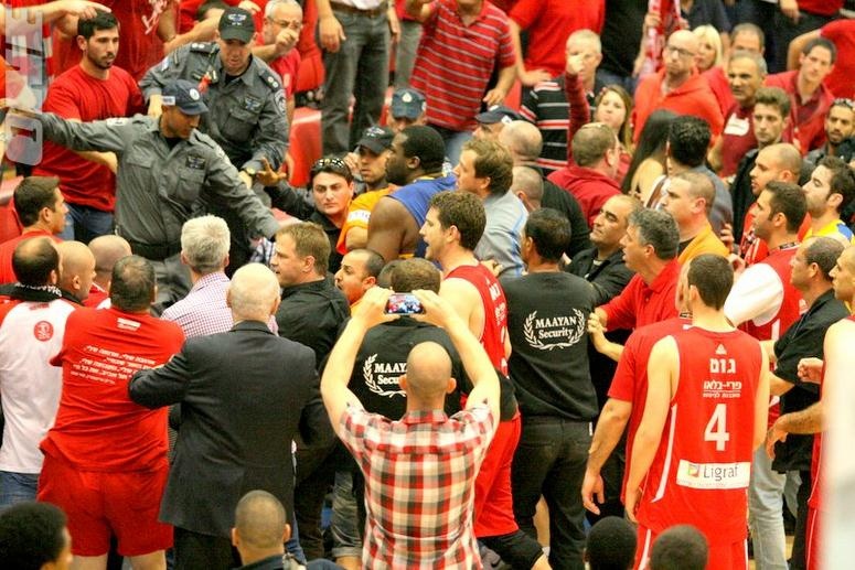 Μακάμπι Τελ Αβίβ: Επιτέθηκε στον κόσμο ο «Σόφο» (photos+video)