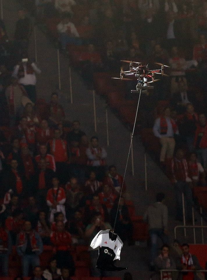 Μπενφίκα: Ιπτάμενα ρομπότ μετέφεραν φανέλες στους οπαδούς! (photos+videos)