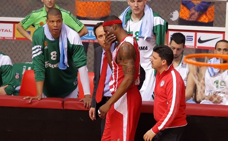 Ολυμπιακός: Ο τραυματισμός του Πέτγουεϊ (photos)