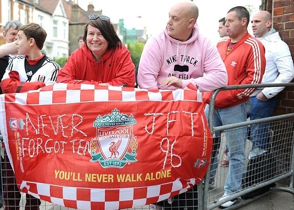Λίβερπουλ: Όλοι τιμούν τα θύματα (photos)