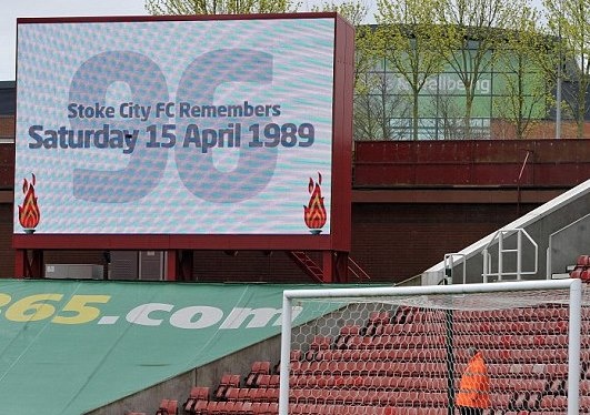 Λίβερπουλ: Όλοι τιμούν τα θύματα (photos)