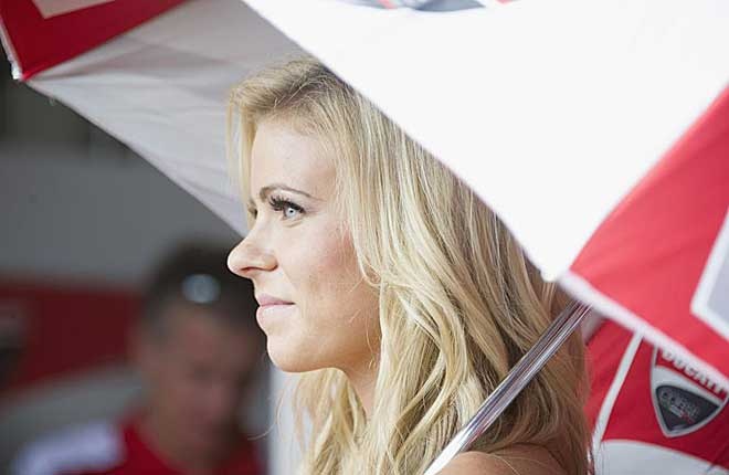 Moto GP: Ο Μάρκεζ και τα... σέξι ντεκολτέ (photos+video)