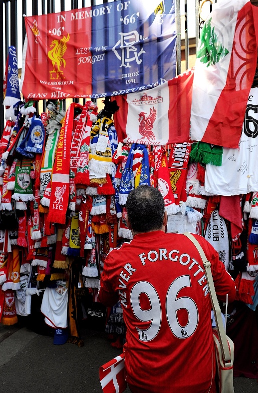 Λίβερπουλ: Συγκίνηση στο μνημόσυνο για το Χίλσμπορο (photos+videos)