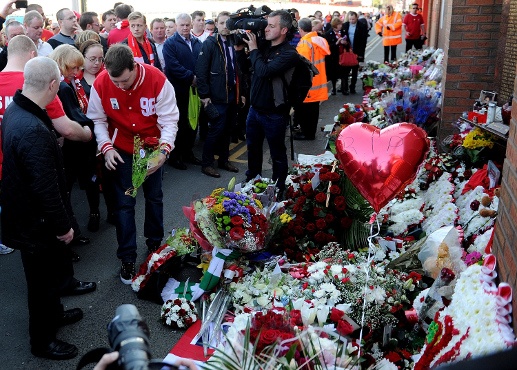 Λίβερπουλ: Συγκίνηση στο μνημόσυνο για το Χίλσμπορο (photos+videos)