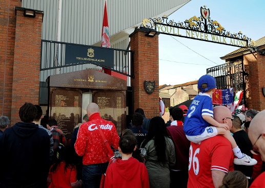 Λίβερπουλ: Συγκίνηση στο μνημόσυνο για το Χίλσμπορο (photos+videos)