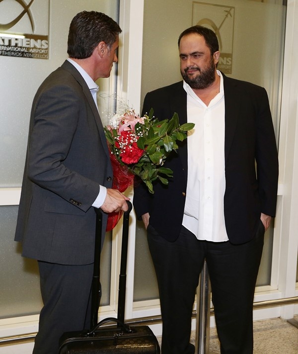 Ολυμπιακός: Η υποδοχή Μαρινάκη στην αποστολή (photos+video)