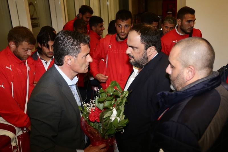 Ολυμπιακός: Η υποδοχή Μαρινάκη στην αποστολή (photos+video)