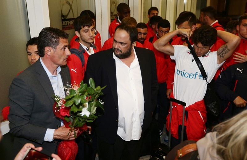 Ολυμπιακός: Η υποδοχή Μαρινάκη στην αποστολή (photos+video)