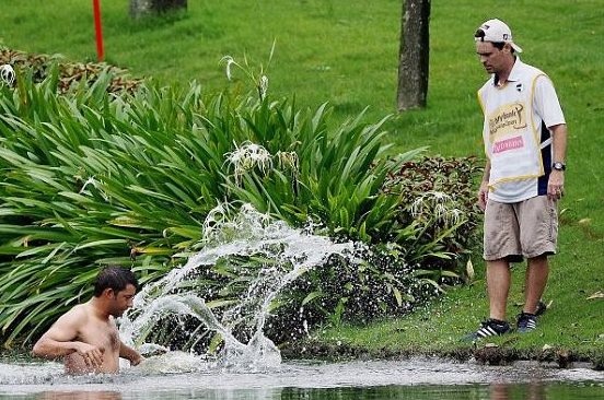 Γκολφ: Σφήκες επιτέθηκαν σε αθλητή (photos+videos)