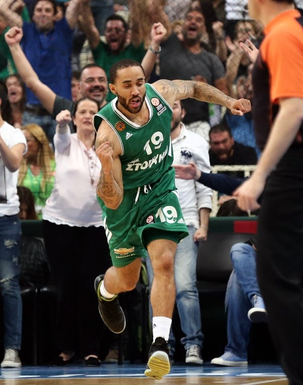 Παναθηναϊκός: Σκίστηκαν τα παπούτσια του Ράιτ! (photos+tweet)