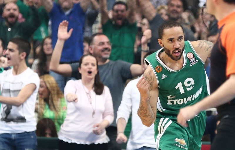 Παναθηναϊκός: Σκίστηκαν τα παπούτσια του Ράιτ! (photos+tweet)