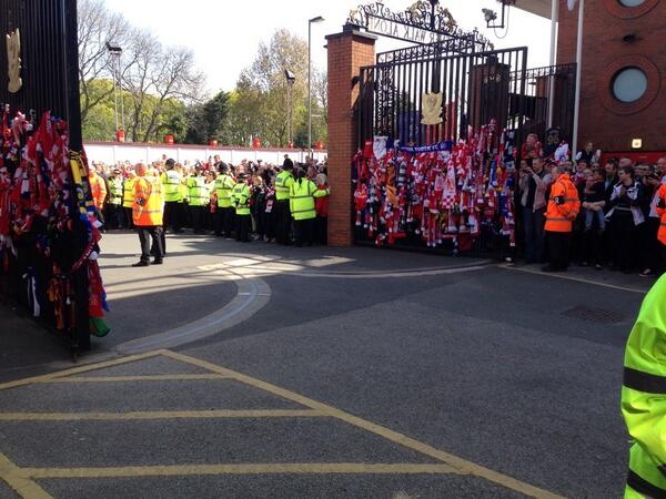 Λίβερπουλ: Πανικός στους δρόμους του «Άνφιλντ» (photos+videos)