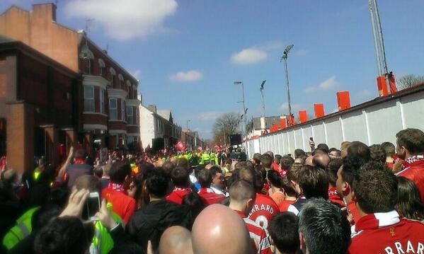 Λίβερπουλ: Πανικός στους δρόμους του «Άνφιλντ» (photos+videos)