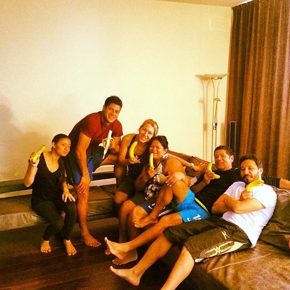 Ντάνι Άλβες: Τους έκανε να τρώνε όλοι μπανάνες! (photos+video)