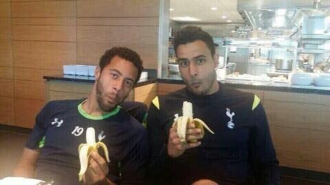 Ντάνι Άλβες: Τους έκανε να τρώνε όλοι μπανάνες! (photos+video)