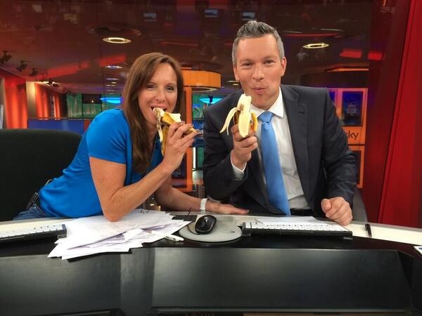 Ντάνι Άλβες: Τους έκανε να τρώνε όλοι μπανάνες! (photos+video)