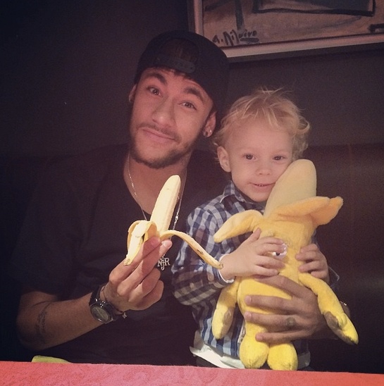 Ντάνι Άλβες: Τους έκανε να τρώνε όλοι μπανάνες! (photos+video)