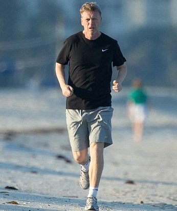 Ντέιβιντ Μόγιες: Λιάζει το κορμί του στην παραλία του Μαϊάμι (photos)