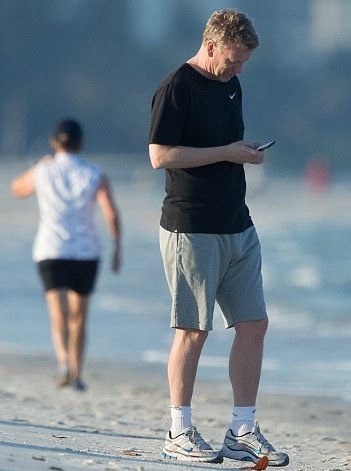 Ντέιβιντ Μόγιες: Λιάζει το κορμί του στην παραλία του Μαϊάμι (photos)