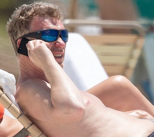 Ντέιβιντ Μόγιες: Λιάζει το κορμί του στην παραλία του Μαϊάμι (photos)