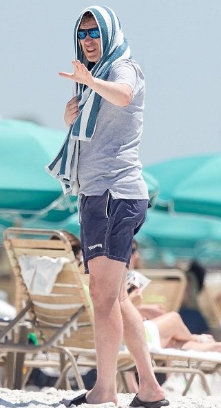 Ντέιβιντ Μόγιες: Λιάζει το κορμί του στην παραλία του Μαϊάμι (photos)