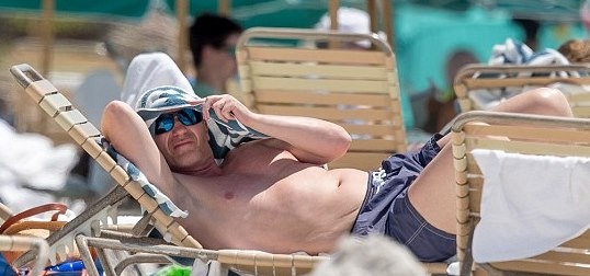 Ντέιβιντ Μόγιες: Λιάζει το κορμί του στην παραλία του Μαϊάμι (photos)