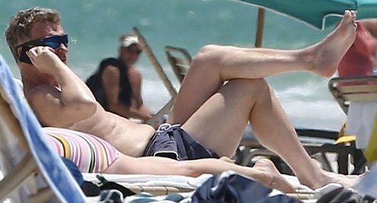 Ντέιβιντ Μόγιες: Λιάζει το κορμί του στην παραλία του Μαϊάμι (photos)