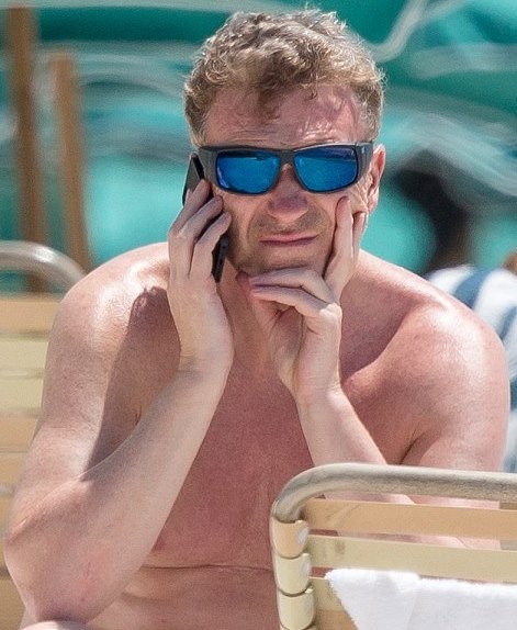 Ντέιβιντ Μόγιες: Λιάζει το κορμί του στην παραλία του Μαϊάμι (photos)