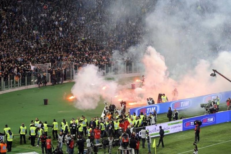 Φιορεντίνα-Νάπολι: Ένταση και μέσα στο γήπεδο (photos)