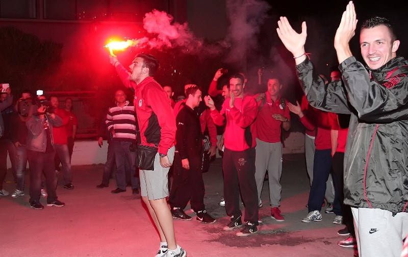 Ολυμπιακός: Χαμός στην υποδοχή στου Ρέντη (photos)
