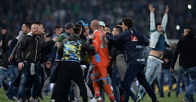 Ο ξένος Τύπος στο Onsports: «Θάνατος, η λύση της βίας στην Ελλάδα» (photos+videos)