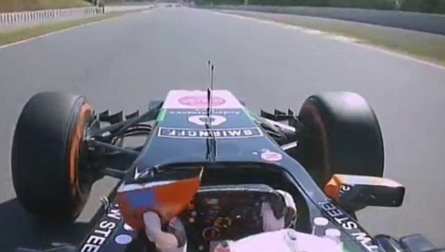 Φόρμουλα 1: Του έφυγε ο καθρέφτης και τον... έπιασε! (video)