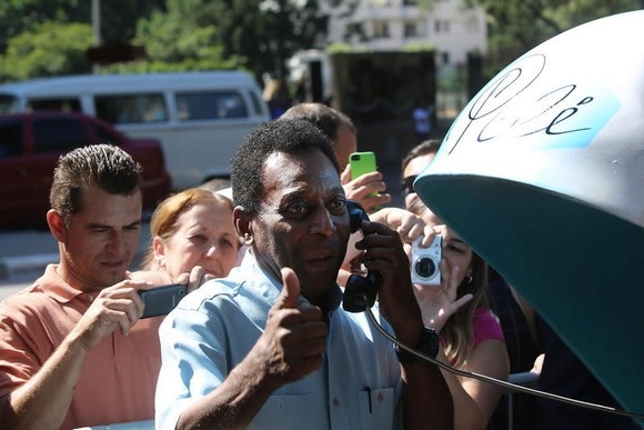 Βραζιλία: Τηλεφωνικός θάλαμος… Πελέ (photos)