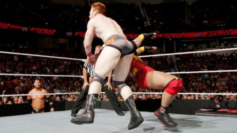 Raw: Εγχείρηση και… πόνος για Bryan (photos+videos)