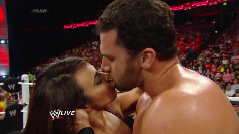 Raw: Εγχείρηση και… πόνος για Bryan (photos+videos)