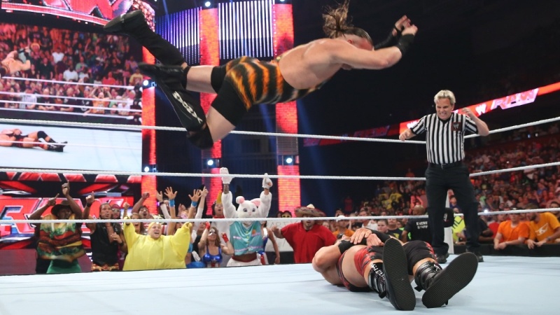 Raw: Εγχείρηση και… πόνος για Bryan (photos+videos)