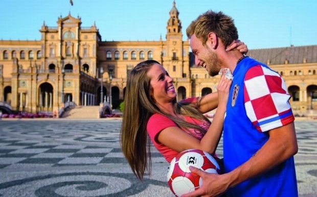 Σεβίλλη: Ο παντρεμένος Ράκιτιτς φιλάει συμπαίκτες του στο στόμα! (photos)