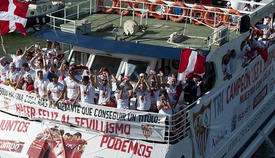 Σεβίλλη: Παρέλαση με πούλμαν, βάρκα και... ελικόπτερο! (photos+videos)
