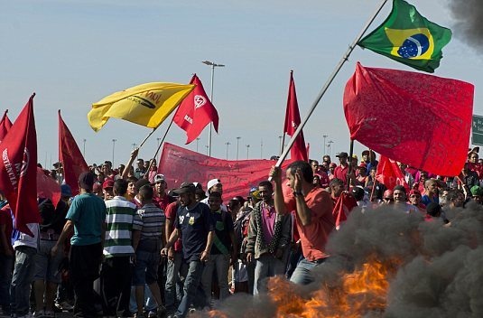 Παγκόσμιο Κύπελλο Βραζιλίας: Φωτιές σε διαδηλώσεις (photos)