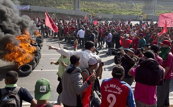 Παγκόσμιο Κύπελλο Βραζιλίας: Φωτιές σε διαδηλώσεις (photos)