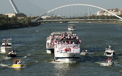 Σεβίλλη: Παρέλαση με πούλμαν, βάρκα και... ελικόπτερο! (photos+videos)
