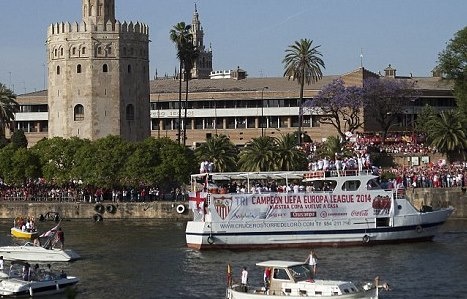Σεβίλλη: Παρέλαση με πούλμαν, βάρκα και... ελικόπτερο! (photos+videos)