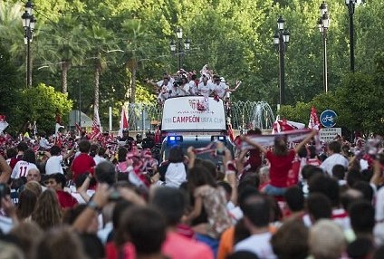 Σεβίλλη: Παρέλαση με πούλμαν, βάρκα και... ελικόπτερο! (photos+videos)