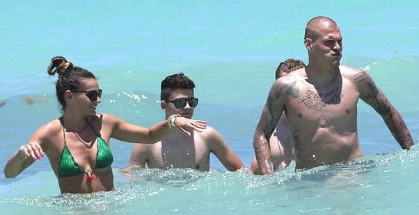 Λίβερπουλ: Τολμηρός με την κοπέλα του ο Σκρτελ (photos)