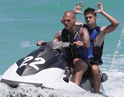 Λίβερπουλ: Τολμηρός με την κοπέλα του ο Σκρτελ (photos)